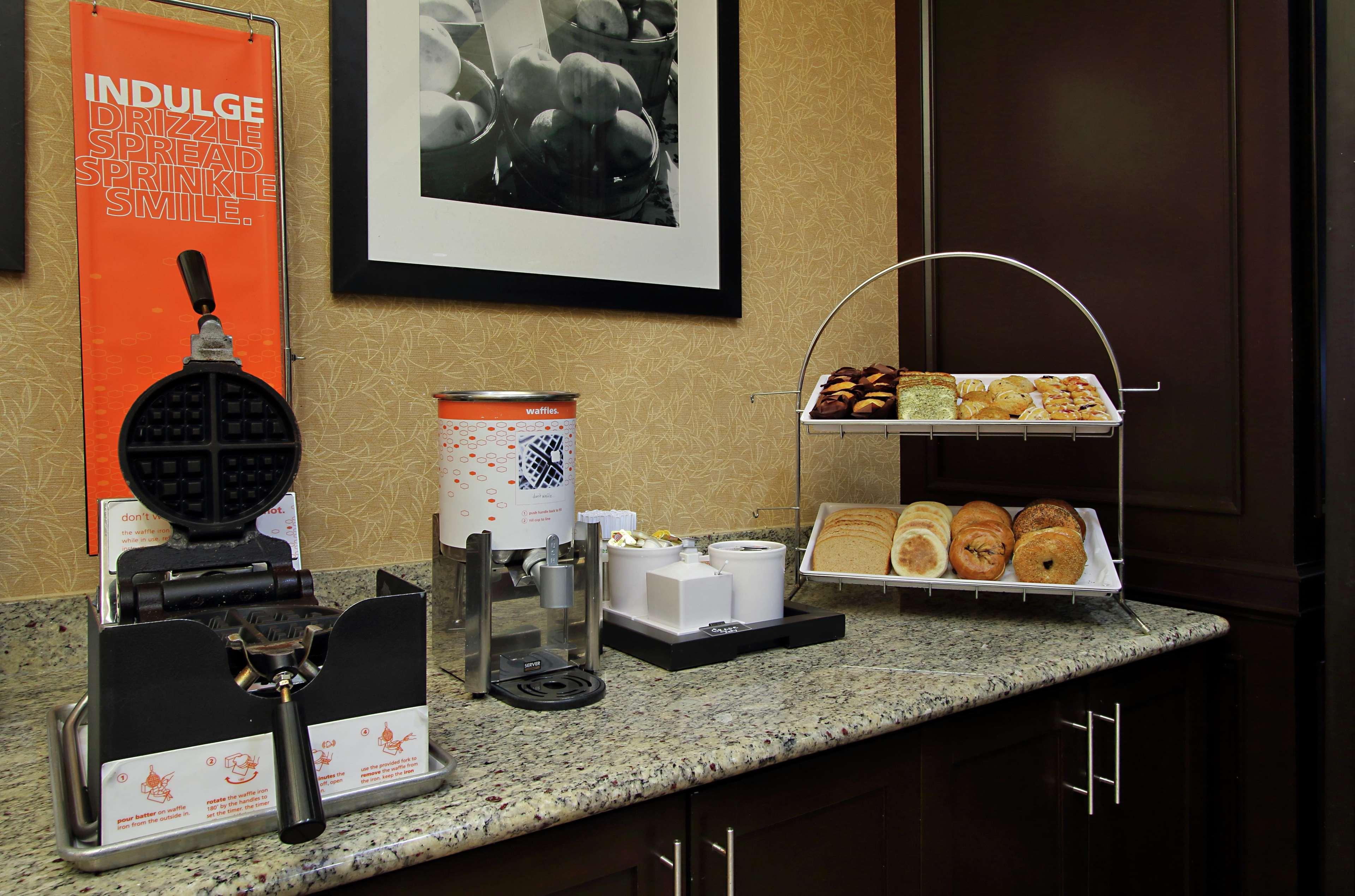 Hampton Inn & Suites Buffalo Bagian luar foto