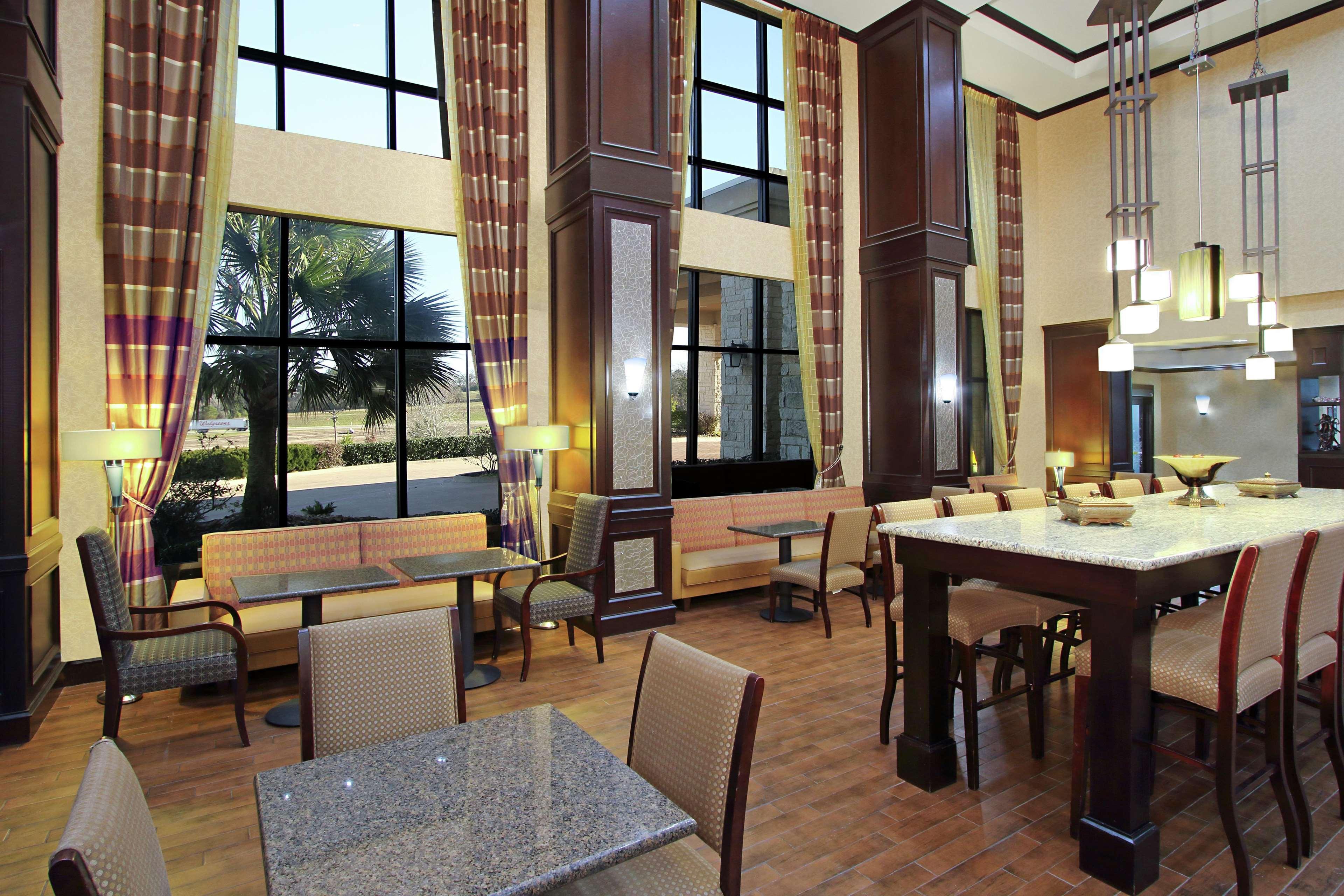 Hampton Inn & Suites Buffalo Bagian luar foto