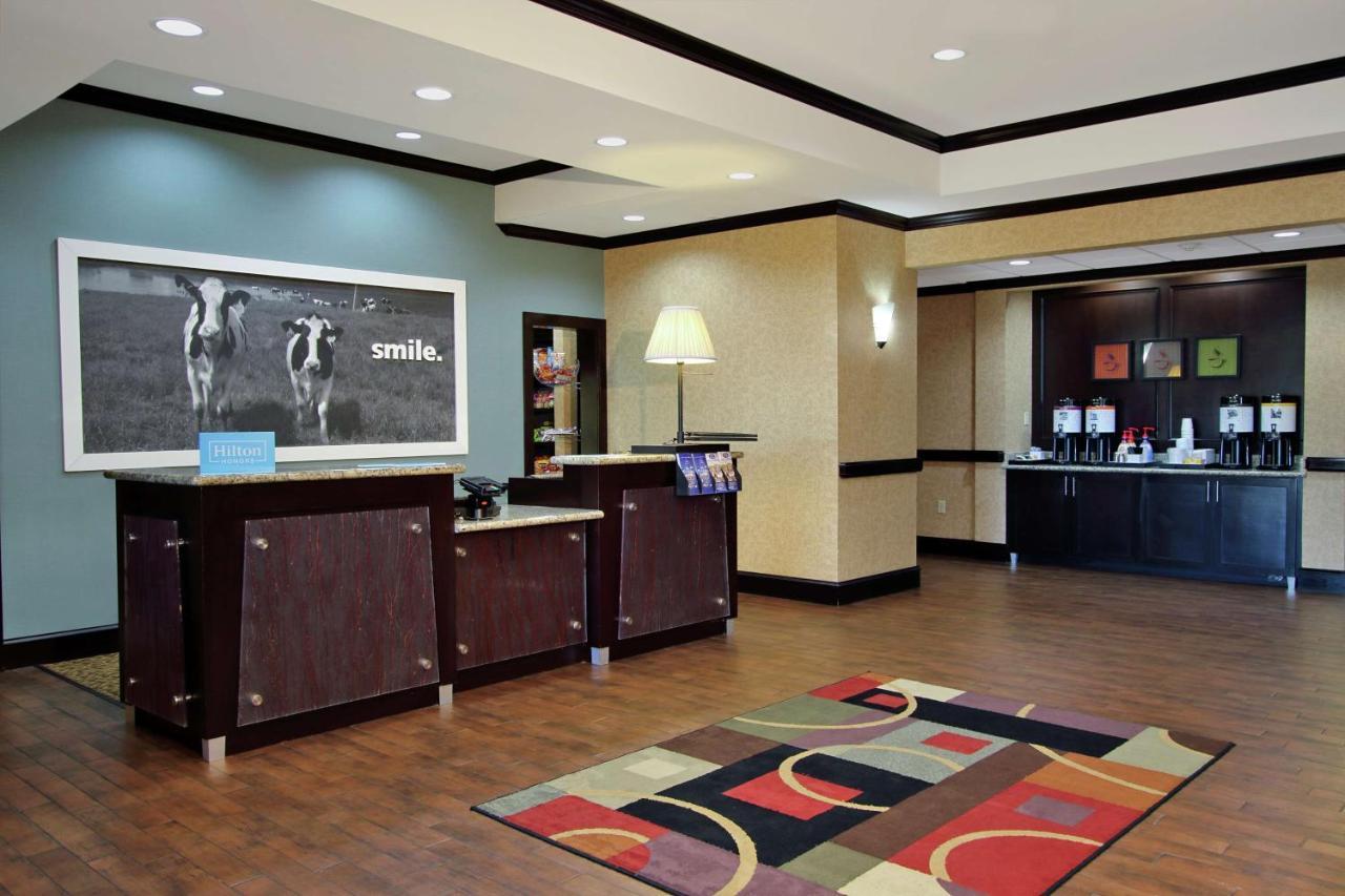Hampton Inn & Suites Buffalo Bagian luar foto
